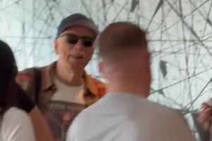 大老板来了！老克伦克在儿子陪同下抵达伦敦，将与阿森纳球员会面