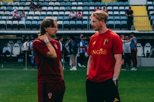 比利时队社媒晒德布劳内和莫德里奇合照：两大技术大师碰面