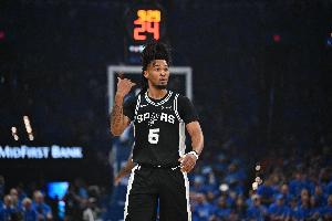 关键三分定乾坤！卡斯尔攻防拉满存在感极强 14中8砍23分5板5助