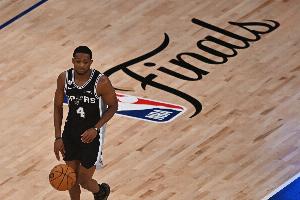 媒体人：福克斯匹配不了尼克斯防守强度 可怕的是大合同即将生效